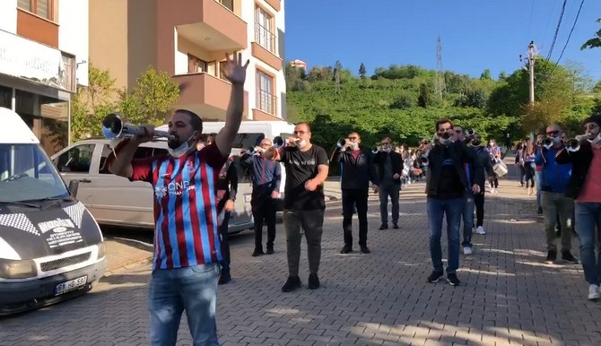 trabzon’un-vakfikebir-ilcesinde-okul-yillarina-geri-donen-50-kisi-tarafindan-kurulan-bando-takimi-19-mayis-genclik-spor-bayraminda-gosteri-sunmayi-amacliyor-(2).jpg