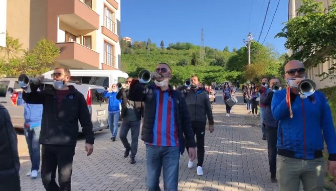 trabzon’un-vakfikebir-ilcesinde-okul-yillarina-geri-donen-50-kisi-tarafindan-kurulan-bando-takimi-19-mayis-genclik-spor-bayraminda-gosteri-sunmayi-amacliyor-(3).jpg