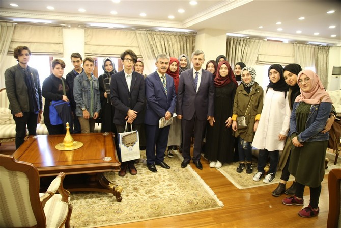 trabzon-anadolu-imam-hatip-lisesi’nden-bir-grup-ogrenci,-okul-muduru-ali-tasan-ile-birlikte-rize-valisi-erdogan-bektas’i-makaminda-ziyaret-etti-(1).jpg