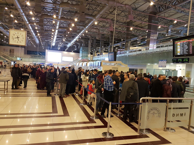 trabzon-havaalaninda-uzun-kuyruklar-olustu-1.jpg