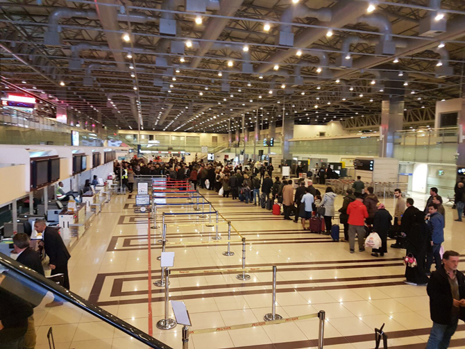trabzon-havaalaninda-uzun-kuyruklar-olustu-2.jpg