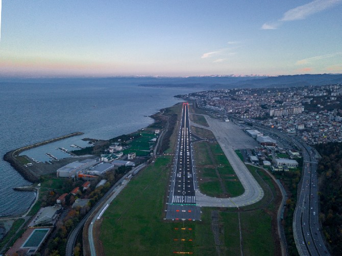 trabzon-havalimani-pistinde-aydinlatma-islemleri-tamamlandi-(1).jpg