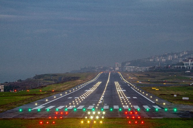 trabzon-havalimani-pistinde-aydinlatma-islemleri-tamamlandi-(2).jpg