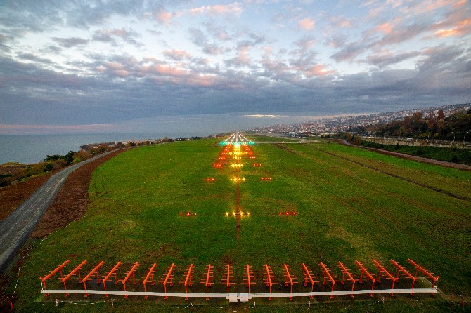 trabzon-havalimani-pistinde-aydinlatma-islemleri-tamamlandi-(3).jpg
