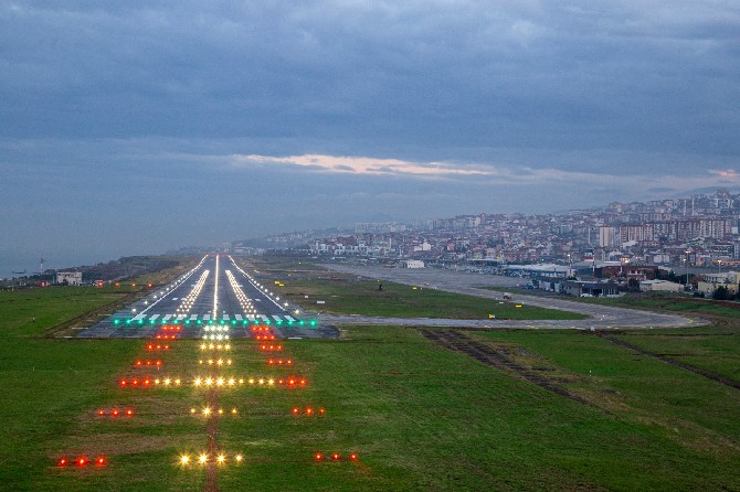 trabzon-havalimani-pistinde-aydinlatma-islemleri-tamamlandi-(4).jpg