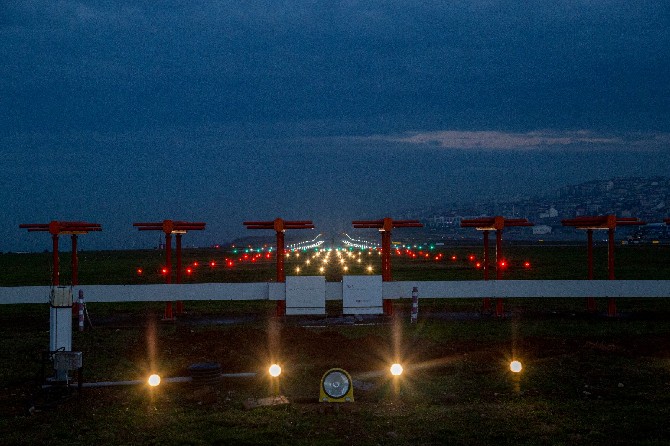 trabzon-havalimani-pistinde-aydinlatma-islemleri-tamamlandi-(7).jpg