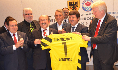 trabzon-ile-dortmund-kardes-sehir-protokolunu-imzaladi5.jpg trabzon-ile-dortmund-kardes-sehir-protokolunu-imzaladi5.jpg