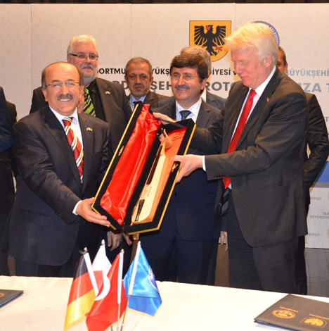 trabzon-ile-dortmund-kardes-sehir-protokolunu-imzaladi7.jpg trabzon-ile-dortmund-kardes-sehir-protokolunu-imzaladi7.jpg