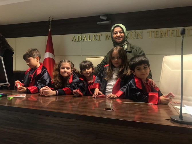 trabzon-ilke-birey-okullari-1a-sinifi-minik-ogrencileri,-23-nisan-ulusal-egemenlik-ve-cocuk-bayrami-kutlamalari-kapsaminda-trabzon-adliyesini-ziyaret-ederek-cubbe-giy-(14).jpg
