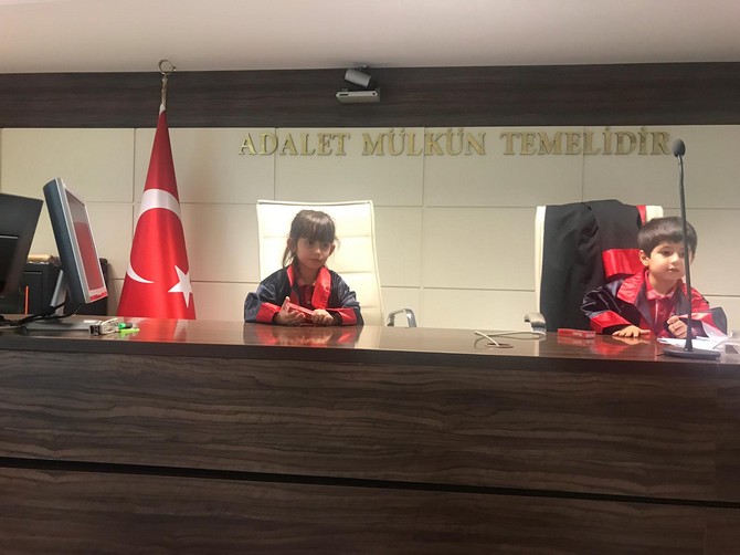 trabzon-ilke-birey-okullari-1a-sinifi-minik-ogrencileri,-23-nisan-ulusal-egemenlik-ve-cocuk-bayrami-kutlamalari-kapsaminda-trabzon-adliyesini-ziyaret-ederek-cubbe-giy-(21).jpg