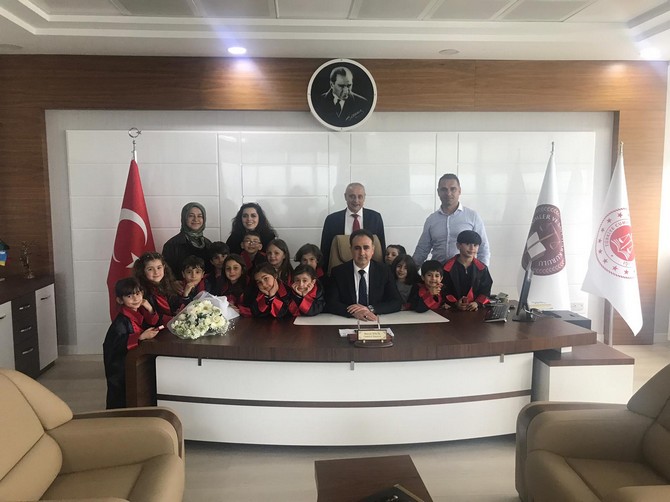 trabzon-ilke-birey-okullari-1a-sinifi-minik-ogrencileri,-23-nisan-ulusal-egemenlik-ve-cocuk-bayrami-kutlamalari-kapsaminda-trabzon-adliyesini-ziyaret-ederek-cubbe-giy-(5).jpg