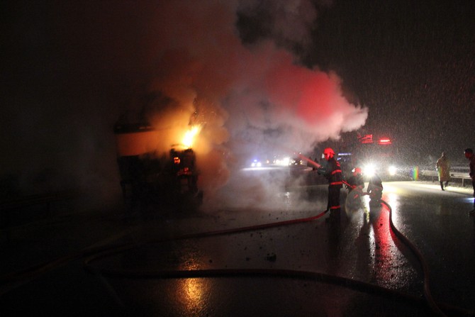 trabzon-plakali-tir-boluda-alev-alev-yandi-(4).jpg