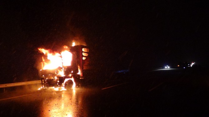 trabzon-plakali-tir-boluda-alev-alev-yandi-(5).jpg