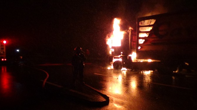 trabzon-plakali-tir-boluda-alev-alev-yandi-(6).jpg