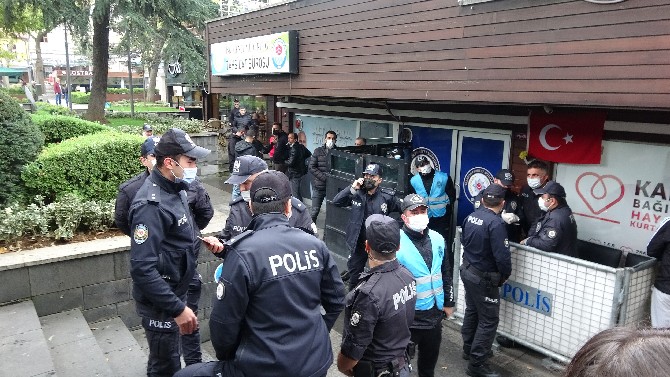 trabzon-sehir-merkezinde-gerginlige-neden-olan-biri-bayan-4-kisi-gozaltina-alindi-2.jpg
