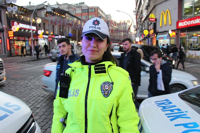 trabzon-sehir-merkezinde-trafigi-23-kadin-polis-yonlendiriyor.-bu-kadin-polisler-arasinda-en-cok-dikkati-ise-trabzon-emniyet-mudurlugu-trafik-sube-mudurlugunde-gorevli-abla-kardes-cekiyor-(10).jpg