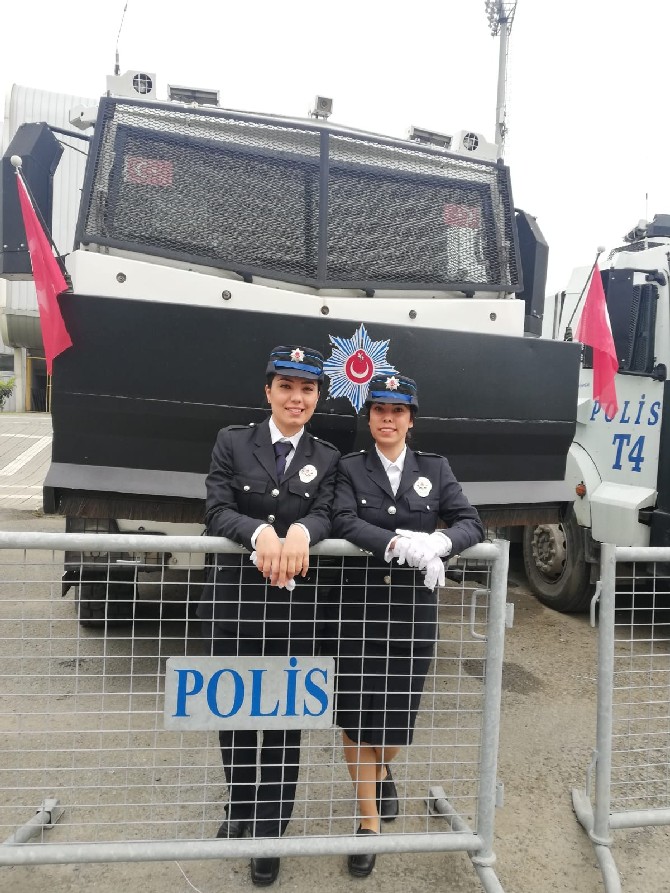 trabzon-sehir-merkezinde-trafigi-23-kadin-polis-yonlendiriyor.-bu-kadin-polisler-arasinda-en-cok-dikkati-ise-trabzon-emniyet-mudurlugu-trafik-sube-mudurlugunde-gorevli-abla-kardes-cekiyor-(11).jpg