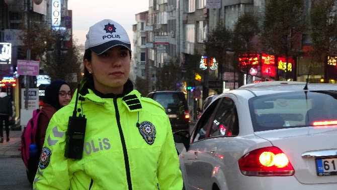 trabzon-sehir-merkezinde-trafigi-23-kadin-polis-yonlendiriyor.-bu-kadin-polisler-arasinda-en-cok-dikkati-ise-trabzon-emniyet-mudurlugu-trafik-sube-mudurlugunde-gorevli-abla-kardes-cekiyor-(3).jpg