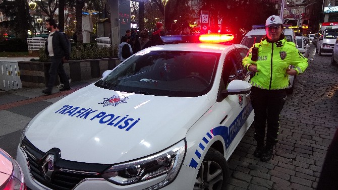 trabzon-sehir-merkezinde-trafigi-23-kadin-polis-yonlendiriyor.-bu-kadin-polisler-arasinda-en-cok-dikkati-ise-trabzon-emniyet-mudurlugu-trafik-sube-mudurlugunde-gorevli-abla-kardes-cekiyor-(4).jpg