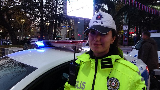 trabzon-sehir-merkezinde-trafigi-23-kadin-polis-yonlendiriyor.-bu-kadin-polisler-arasinda-en-cok-dikkati-ise-trabzon-emniyet-mudurlugu-trafik-sube-mudurlugunde-gorevli-abla-kardes-cekiyor-(5).jpg