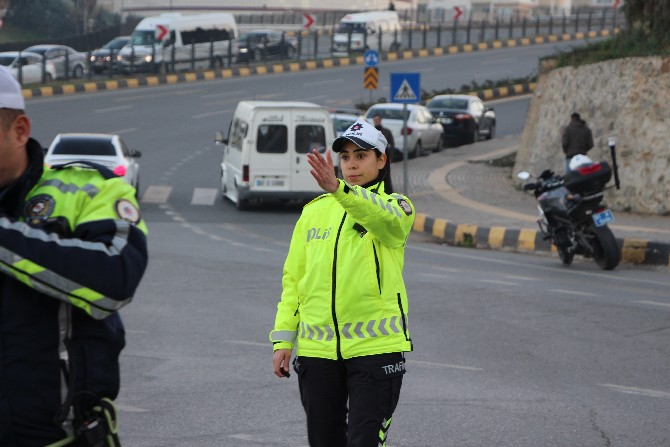 trabzon-sehir-merkezinde-trafigi-23-kadin-polis-yonlendiriyor.-bu-kadin-polisler-arasinda-en-cok-dikkati-ise-trabzon-emniyet-mudurlugu-trafik-sube-mudurlugunde-gorevli-abla-kardes-cekiyor-(6).jpg