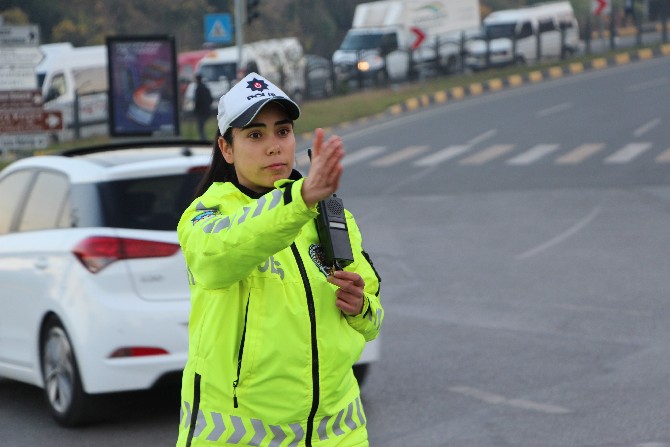 trabzon-sehir-merkezinde-trafigi-23-kadin-polis-yonlendiriyor.-bu-kadin-polisler-arasinda-en-cok-dikkati-ise-trabzon-emniyet-mudurlugu-trafik-sube-mudurlugunde-gorevli-abla-kardes-cekiyor-(7).jpg