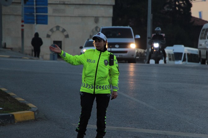 trabzon-sehir-merkezinde-trafigi-23-kadin-polis-yonlendiriyor.-bu-kadin-polisler-arasinda-en-cok-dikkati-ise-trabzon-emniyet-mudurlugu-trafik-sube-mudurlugunde-gorevli-abla-kardes-cekiyor-(8).jpg