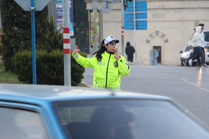 trabzon-sehir-merkezinde-trafigi-23-kadin-polis-yonlendiriyor.-bu-kadin-polisler-arasinda-en-cok-dikkati-ise-trabzon-emniyet-mudurlugu-trafik-sube-mudurlugunde-gorevli-abla-kardes-cekiyor-(9).jpg