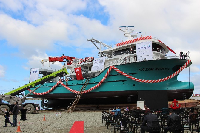 trabzon-surmene-ilcesi-camburnu-tersanesinde-yapilan-970-grostonluk-46-metre-uzunlugunda-18-metre-genisligindeki-7-milyon-dolar-degerindeki-dev-balikci-teknesi-denize-indirildi-1.jpg