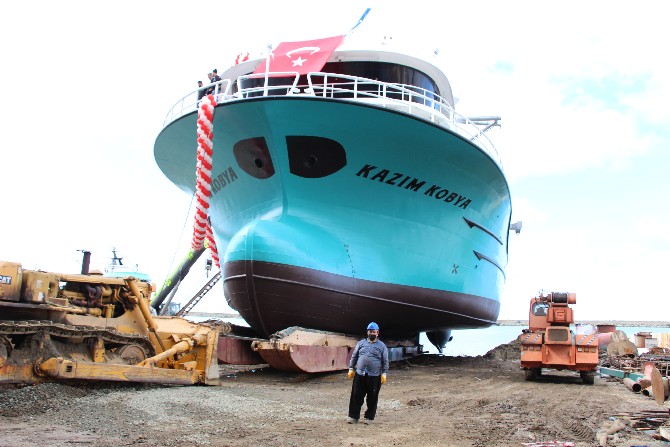 trabzon-surmene-ilcesi-camburnu-tersanesinde-yapilan-970-grostonluk-46-metre-uzunlugunda-18-metre-genisligindeki-7-milyon-dolar-degerindeki-dev-balikci-teknesi-denize-indirildi-2.jpg