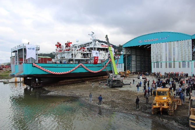 trabzon-surmene-ilcesi-camburnu-tersanesinde-yapilan-970-grostonluk-46-metre-uzunlugunda-18-metre-genisligindeki-7-milyon-dolar-degerindeki-dev-balikci-teknesi-denize-indirildi-5.jpg