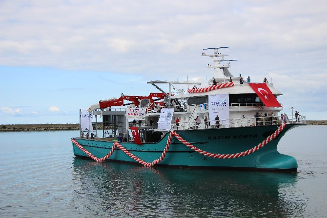 trabzon-surmene-ilcesi-camburnu-tersanesinde-yapilan-970-grostonluk-46-metre-uzunlugunda-18-metre-genisligindeki-7-milyon-dolar-degerindeki-dev-balikci-teknesi-denize-indirildi-6.jpg