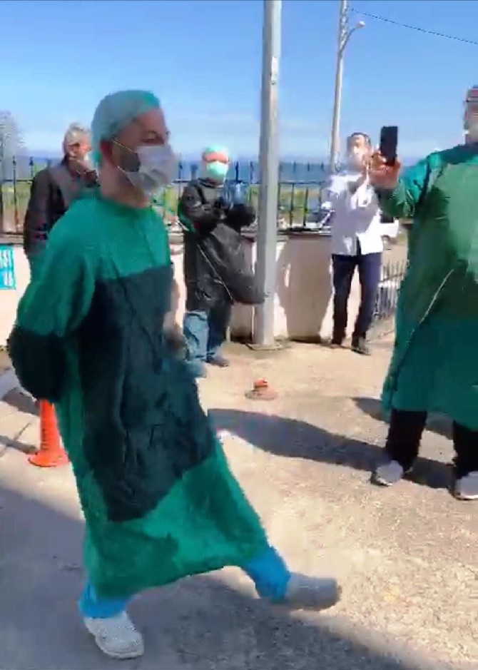 trabzon-vakfikebir-devlet-hastanesi-acil-servisinde-calisan-dr.-selin-unal-korona-virus-(covid-19)-tedavisinin-ardindan-kemence-esliginde-hastaneden-ayrildi-(1).jpg