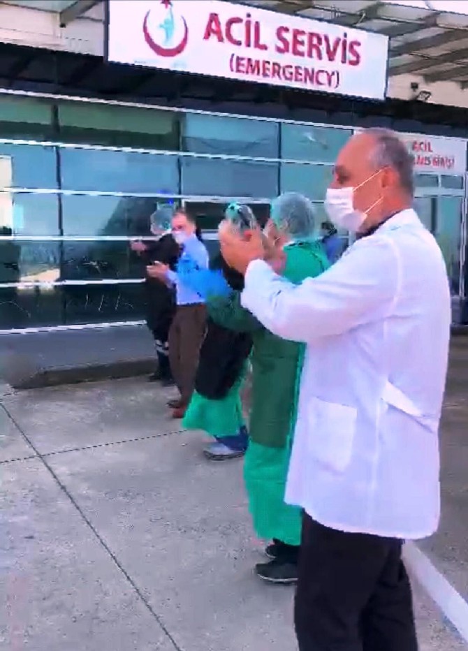 trabzon-vakfikebir-devlet-hastanesi-acil-servisinde-calisan-dr.-selin-unal-korona-virus-(covid-19)-tedavisinin-ardindan-kemence-esliginde-hastaneden-ayrildi-(3).jpg