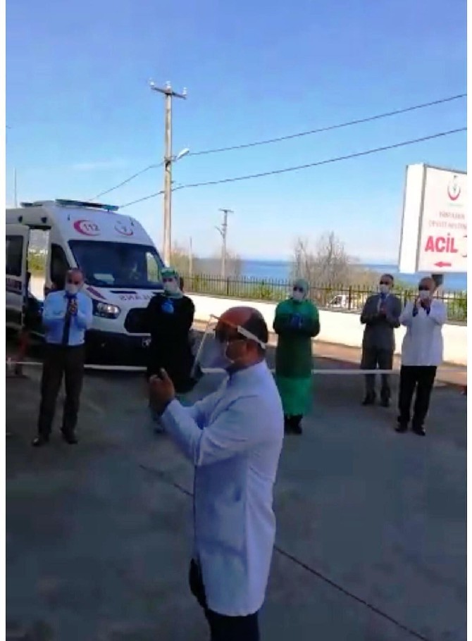 trabzon-vakfikebir-devlet-hastanesi-acil-servisinde-calisan-dr.-selin-unal-korona-virus-(covid-19)-tedavisinin-ardindan-kemence-esliginde-hastaneden-ayrildi-(4).jpg