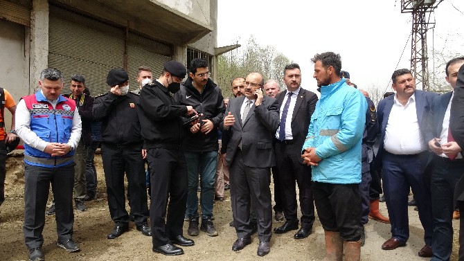 trabzon-valisi-ismail-ustaoglu-camur-afetinin-yasandigi-surmene-ilcesinin-oylum-mahallesinde-incelemede-2.jpg