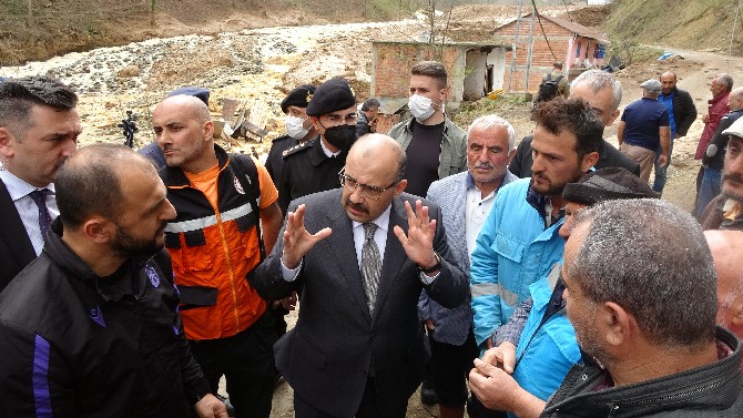 trabzon-valisi-ismail-ustaoglu-camur-afetinin-yasandigi-surmene-ilcesinin-oylum-mahallesinde-incelemede-5.jpg