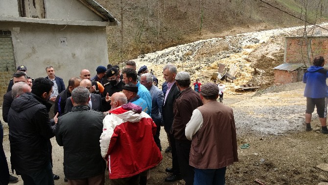 trabzon-valisi-ismail-ustaoglu-camur-afetinin-yasandigi-surmene-ilcesinin-oylum-mahallesinde-incelemede-6.jpg