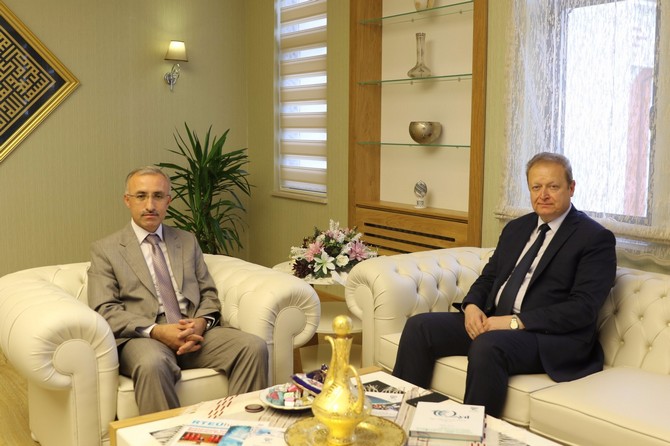 trabzon-valisi-yucel-yavuz,-recep-tayyip-erdogan-universitesi-rektoru-prof.-dr.-huseyin-karaman’i-makaminda-ziyaret-etti-(1).jpg