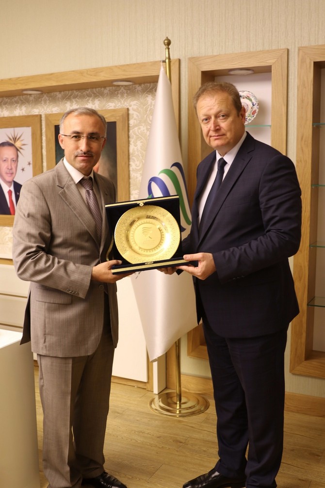 trabzon-valisi-yucel-yavuz,-recep-tayyip-erdogan-universitesi-rektoru-prof.-dr.-huseyin-karaman’i-makaminda-ziyaret-etti-(4).jpg