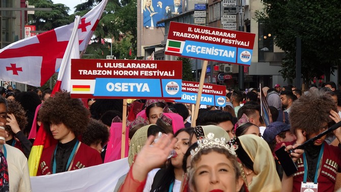 trabzonda-2-uluslararasi-horon-festivali-basladi-33.jpg