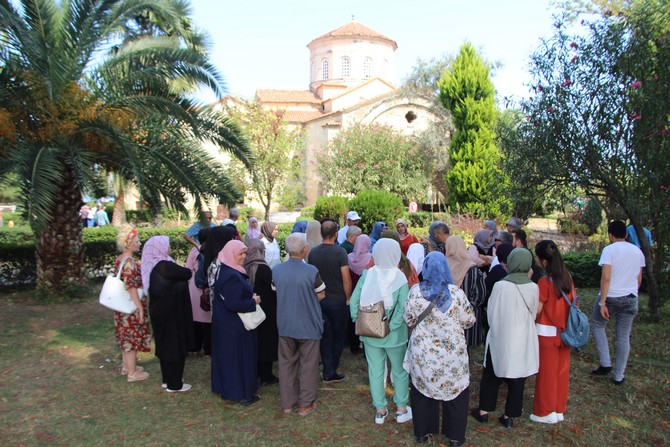 trabzonda-2013-yilinda-ilk-kez-namaz-kilinarak-muzeden-camiye-donusturulen-ayasofya’da-restorasyon-calismalarina-ragmen-cami-ziyaretci-akinina-ugradi-(2).jpg