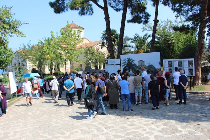 trabzonda-2013-yilinda-ilk-kez-namaz-kilinarak-muzeden-camiye-donusturulen-ayasofya’da-restorasyon-calismalarina-ragmen-cami-ziyaretci-akinina-ugradi-(4).jpg