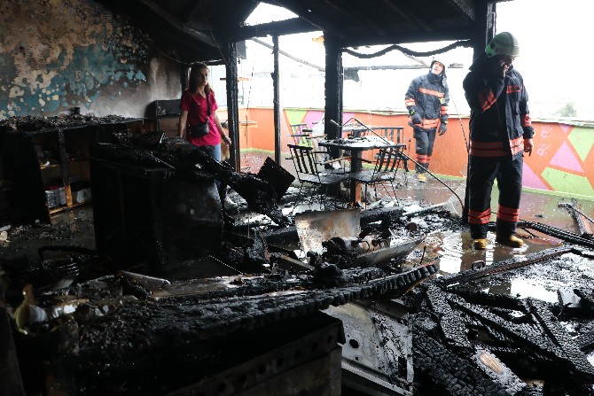 trabzonda-cati-katindaki-kafede-cikan-yangin-sonduruldu-3.jpg