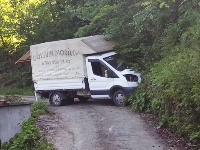 trabzonda-freni-bosalan-kamyonet-yol-kenarina-carparak-durabildi-1-olu-1-yarali.jpg