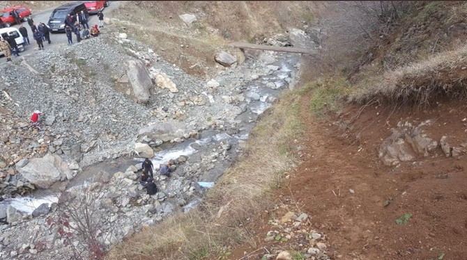 trabzonda-hayvanlarini-otlatirken-patika-yoldan-dereye-dusen-kadin-hayatini-kaybetti-(3).jpg
