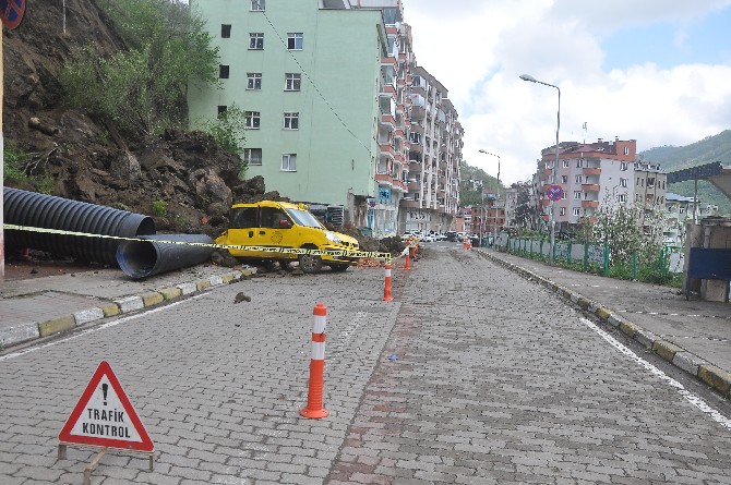 trabzonda-heyelan-nedeniyle-bir-mahallenin-yolu-ulasima-kapandi-(4).jpg