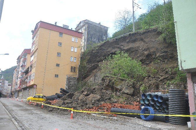 trabzonda-heyelan-nedeniyle-bir-mahallenin-yolu-ulasima-kapandi-(6).jpg