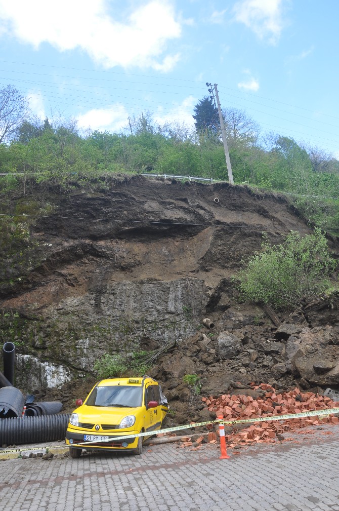 trabzonda-heyelan-nedeniyle-bir-mahallenin-yolu-ulasima-kapandi-(8).jpg