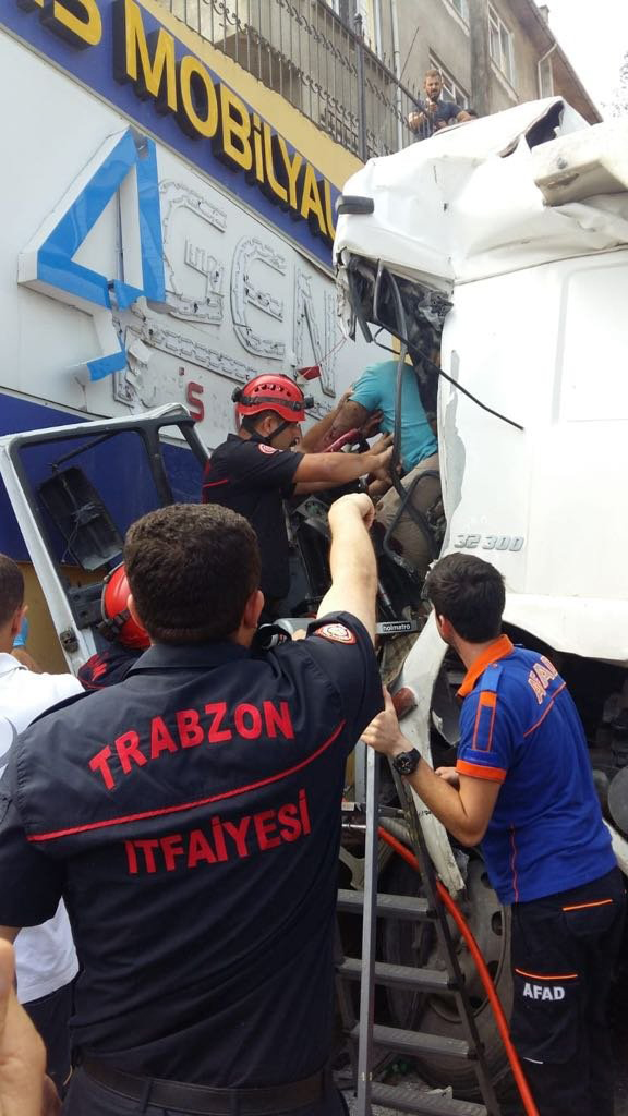 trabzonda-kamyon-duvara-carpti-1yarali.jpg